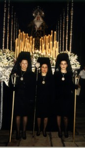 Paso de la Virgen de la Soledad y hermanas ataviadas con mantilla