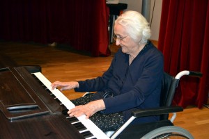 María Magro, de 94 años tocando el piano en la Casa de la Cultura de Olivenza