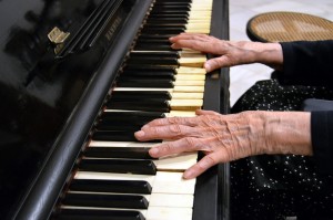 Las manos de María Magro en un antiguo piano de la Sala de Música del Museo