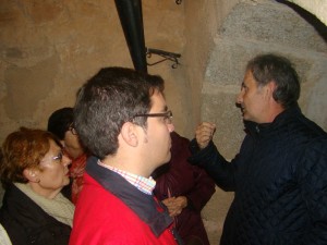 Miguel Ángel Vallecillo, Director del Museo, durante la visita a las inscripciones medievales de la Torre del Homenaje