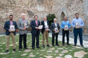 Los cinco últimos Alcaldes y el Presidente de la Junta posan con el autor del libro (Foto: Comunicación Junta de Extremadura)