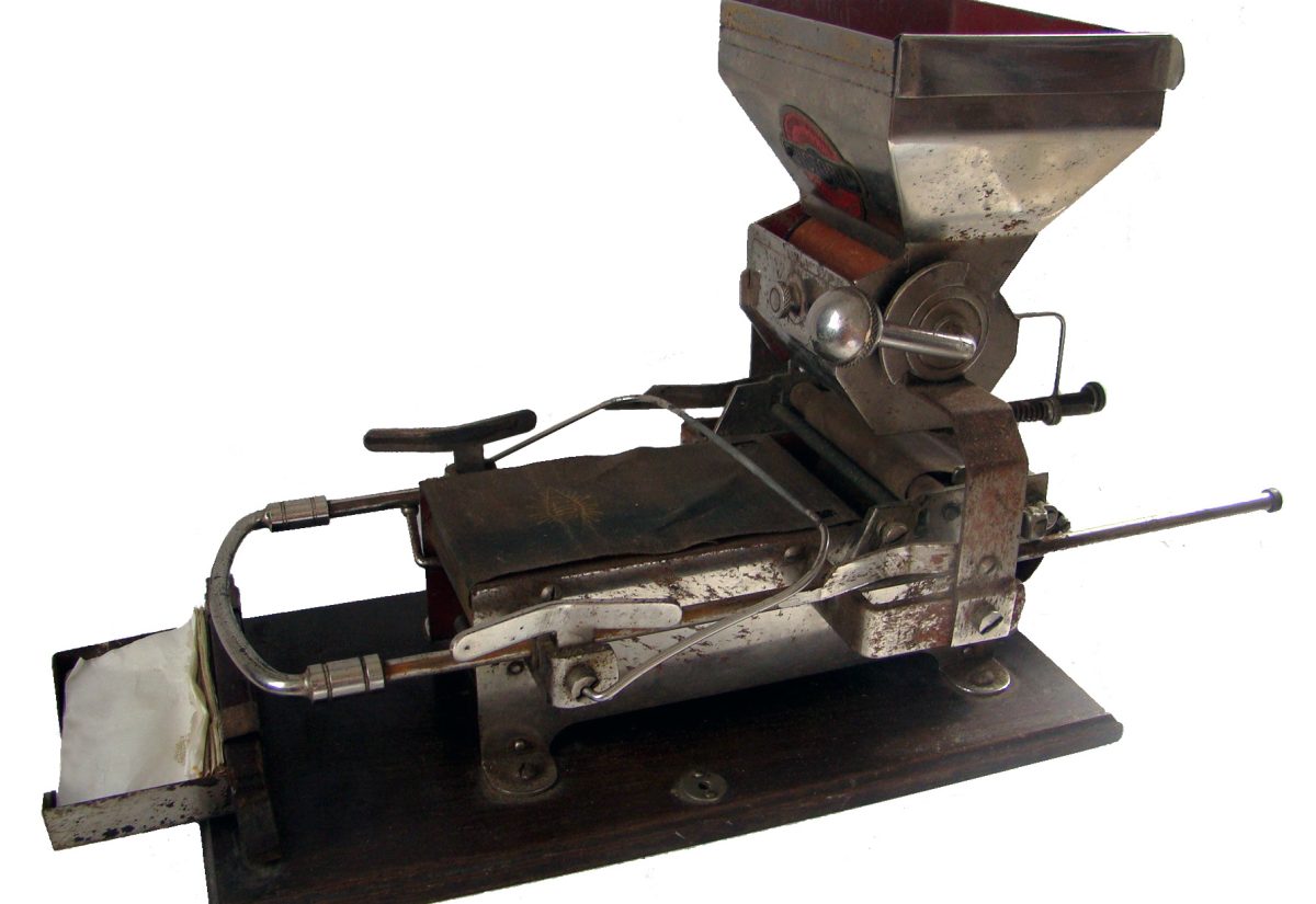 Pieza del Mes febrero 2015: máquina de liar tabaco (años 30) – Museo de  Olivenza