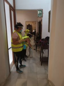 Operarias del Ayuntamiento de Olivenza durante la desinfección de salas